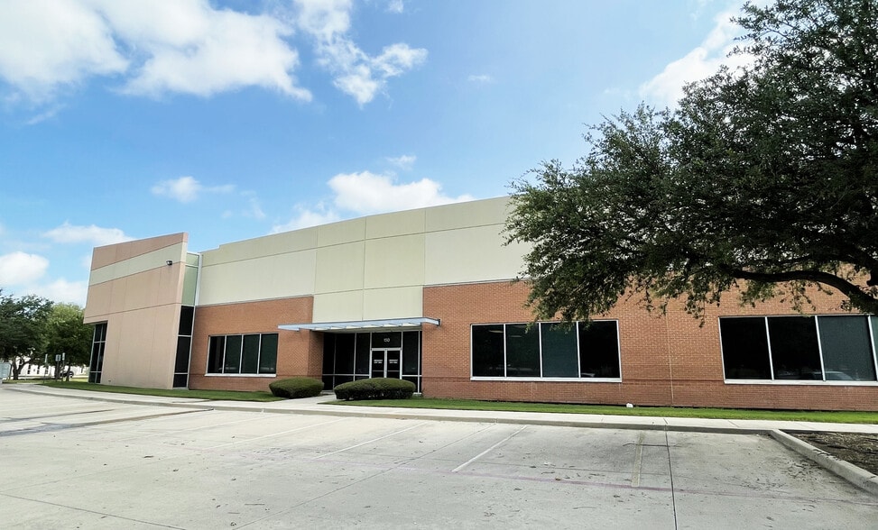 5450 Stratum Dr, Fort Worth, TX for lease - Building Photo - Image 2 of 7