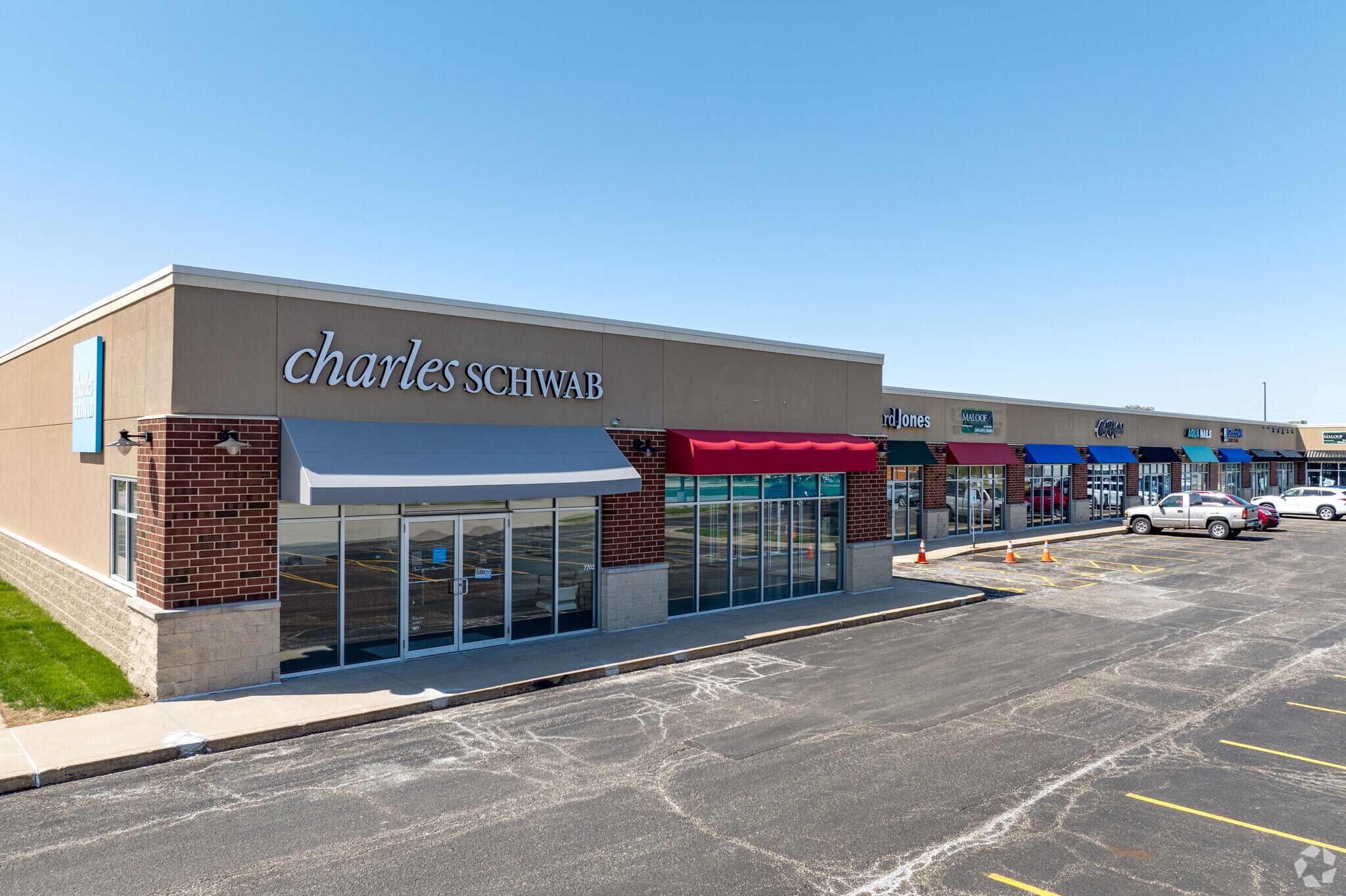 5201 W War Memorial Dr, Peoria, IL for lease Building Photo- Image 1 of 27