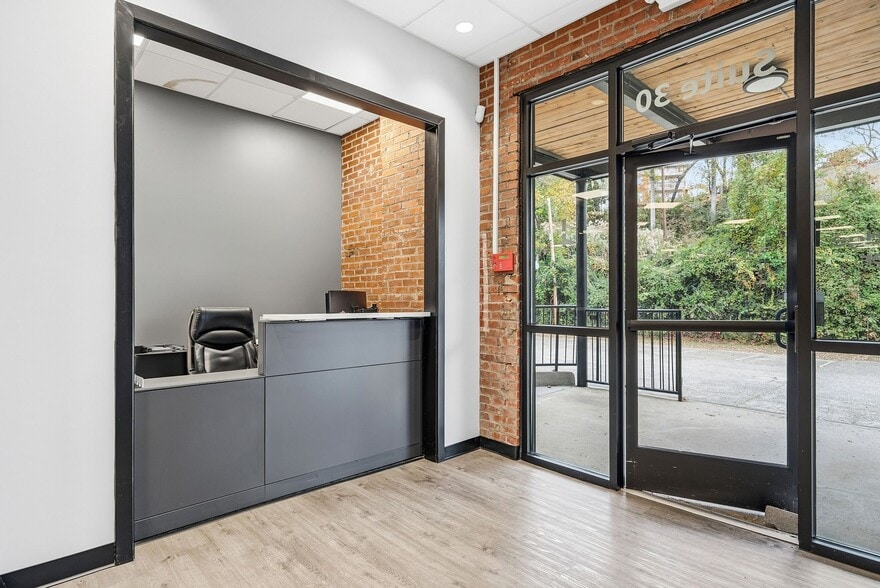 105 Fairview Rd, Asheville, NC for lease - Interior Photo - Image 2 of 14