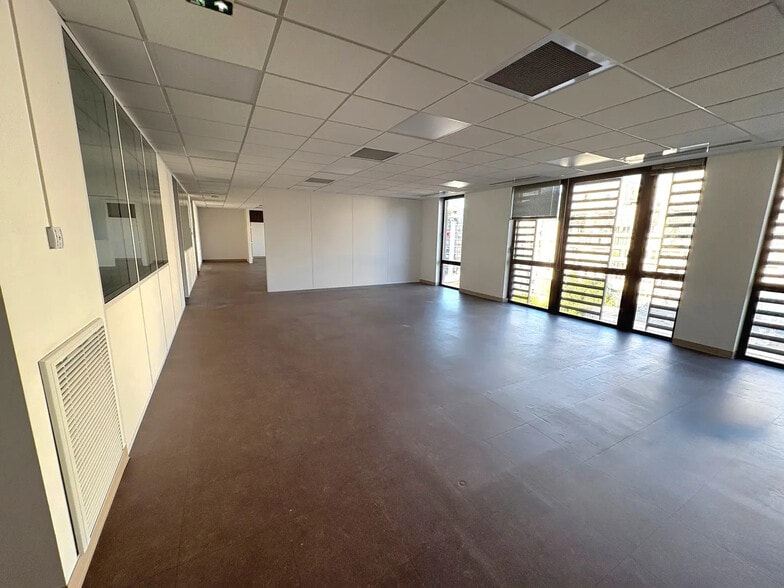 Office in Marseille for lease - Interior Photo - Image 2 of 9