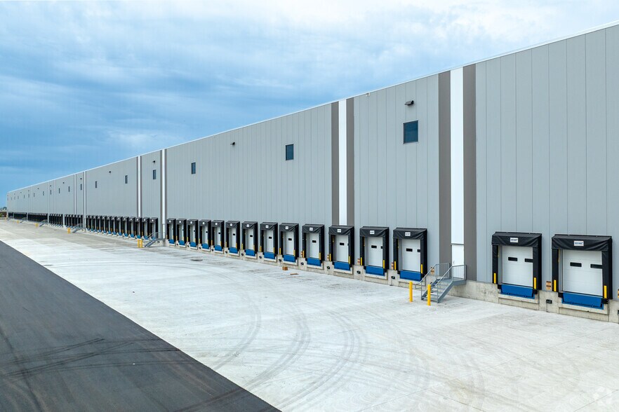 541 Kipling Av, Toronto, ON à louer - Photo du bâtiment - Image 2 de 5