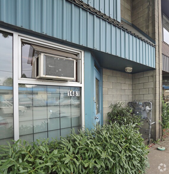 1481 Dominion St, North Vancouver, BC à vendre - Photo du bâtiment - Image 3 de 3