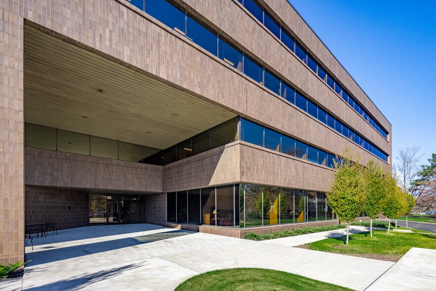 6060 Rockside Woods Blvd, Independence, OH à louer - Photo du bâtiment - Image 2 de 4