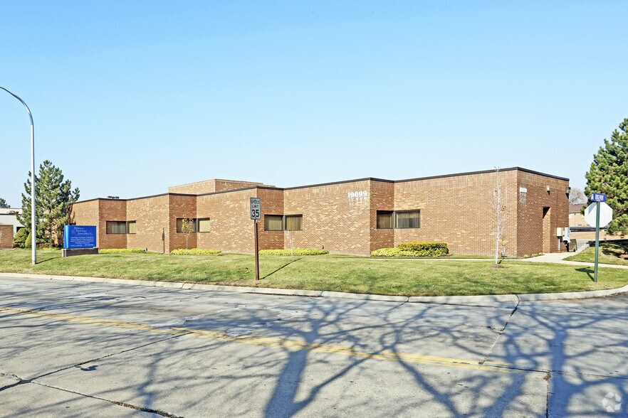 19699 E 8 Mile Rd, Saint Clair Shores, MI à louer - Photo du bâtiment - Image 2 de 6