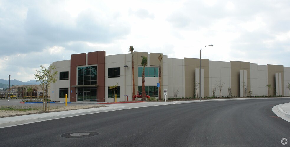 435 Parkcenter Cir S, San Bernardino, CA à louer - Photo du bâtiment - Image 3 de 3