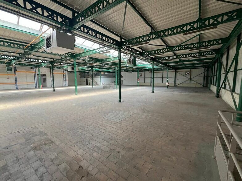 Industrial in Tourcoing for lease - Interior Photo - Image 2 of 6