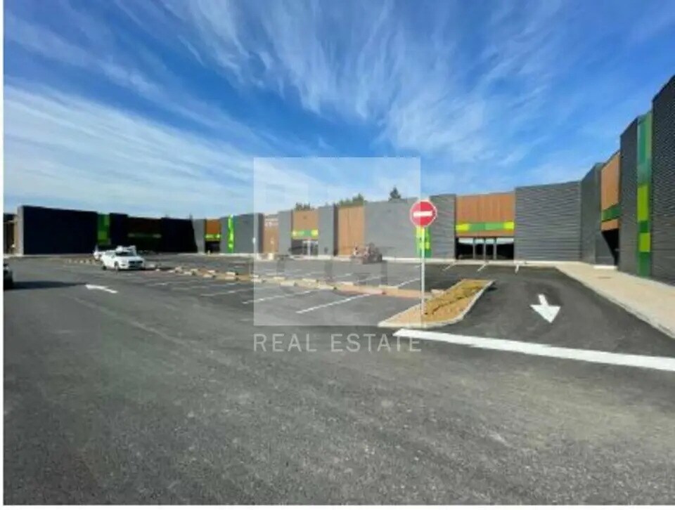 Retail in Anse for lease Building Photo- Image 1 of 3
