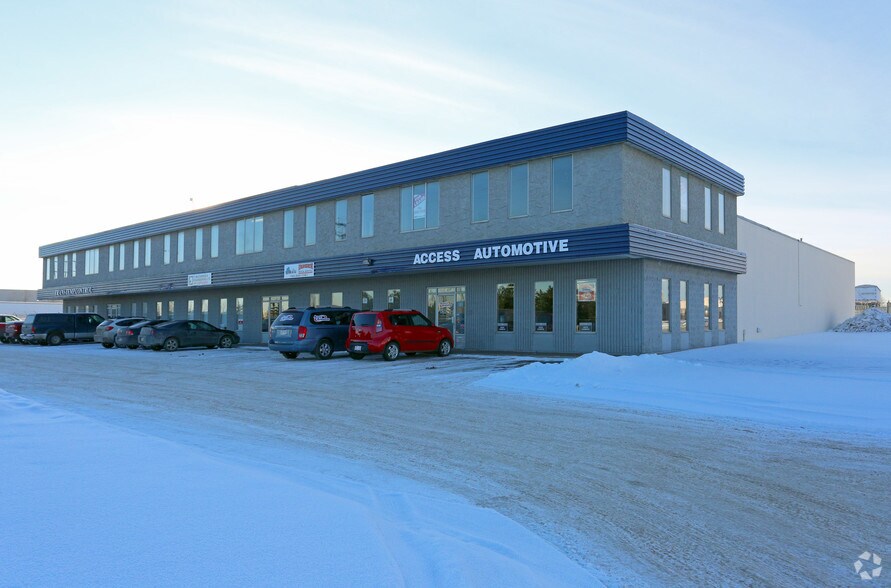 12100-12122 163 St NW, Edmonton, AB à louer - Photo du bâtiment - Image 3 de 12