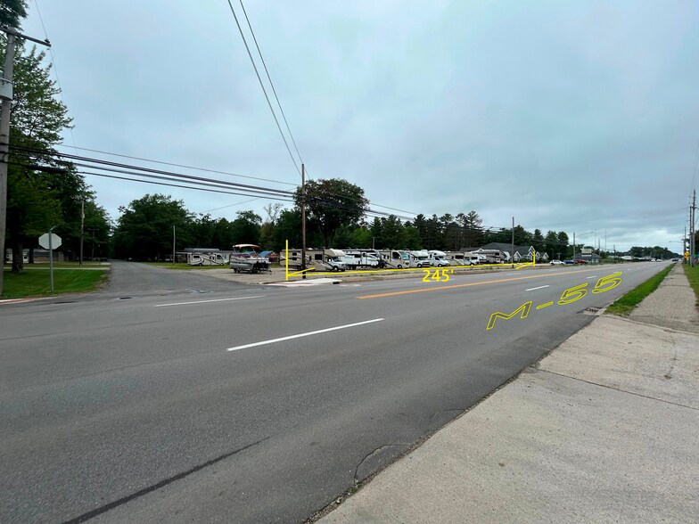 104 Burrill Dr, Prudenville, MI à vendre - Photo du bâtiment - Image 2 de 7