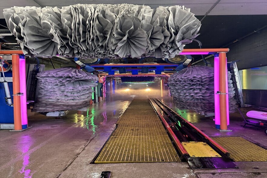 521 Elizabeth Lake Rd, Waterford, MI à vendre - Photo du bâtiment - Image 2 de 3