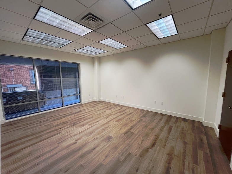 701 E High St, Charlottesville, VA à louer - Photo du bâtiment - Image 3 de 8