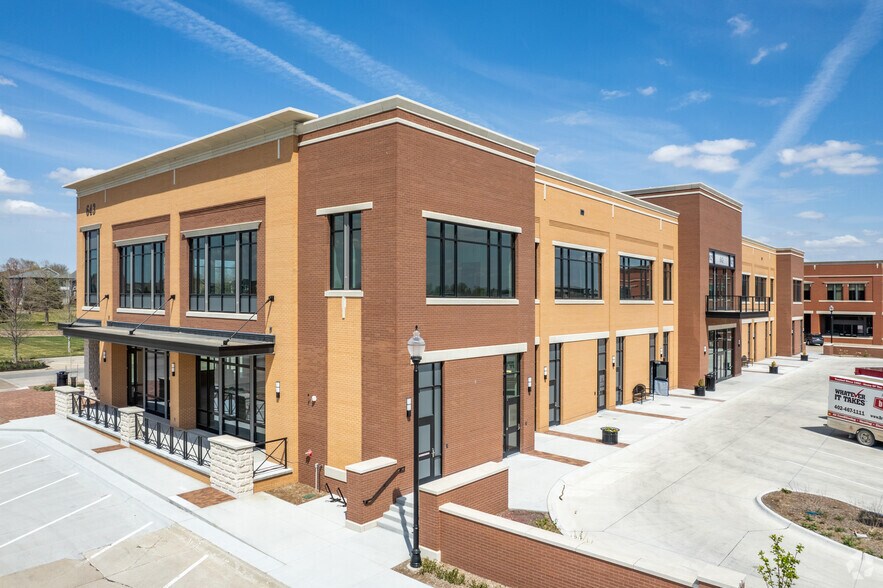 643 Fallbrook Blvd, Lincoln, NE à louer - Photo du bâtiment - Image 2 de 5