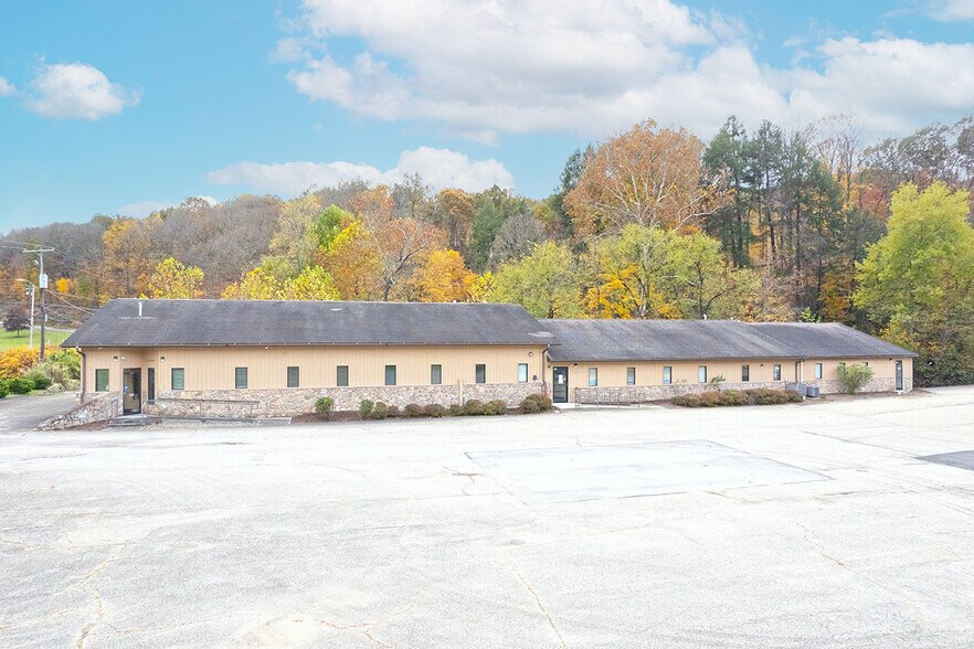 1600 Wildlife Lodge Rd, Lower Burrell, PA for lease - Primary Photo - Image 1 of 38