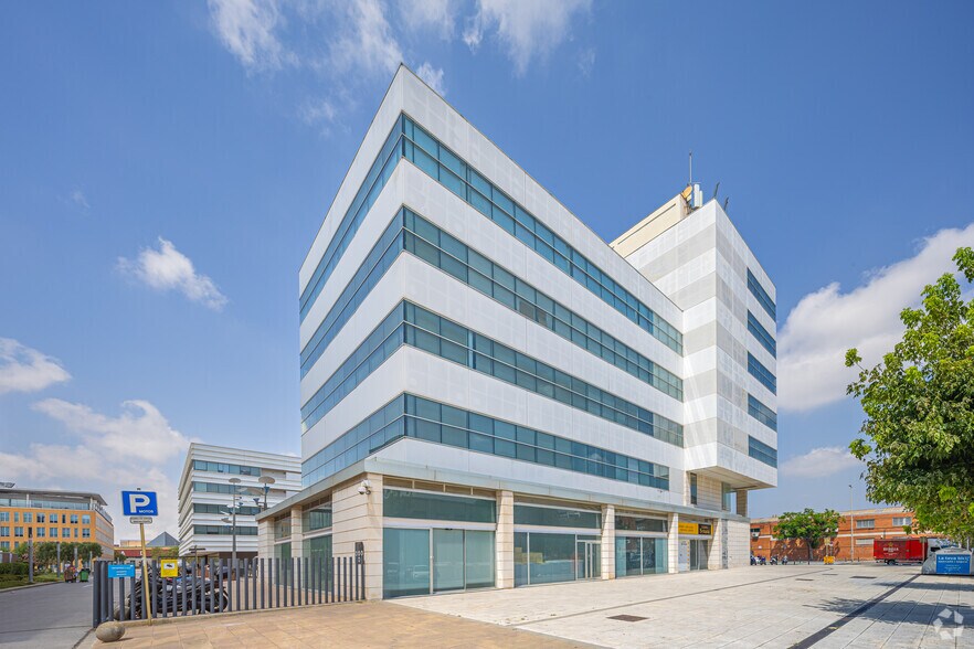 Carrer de Tirso de Molina, 3, Cornellà de Llobregat, Barcelona for lease - Building Photo - Image 2 of 4
