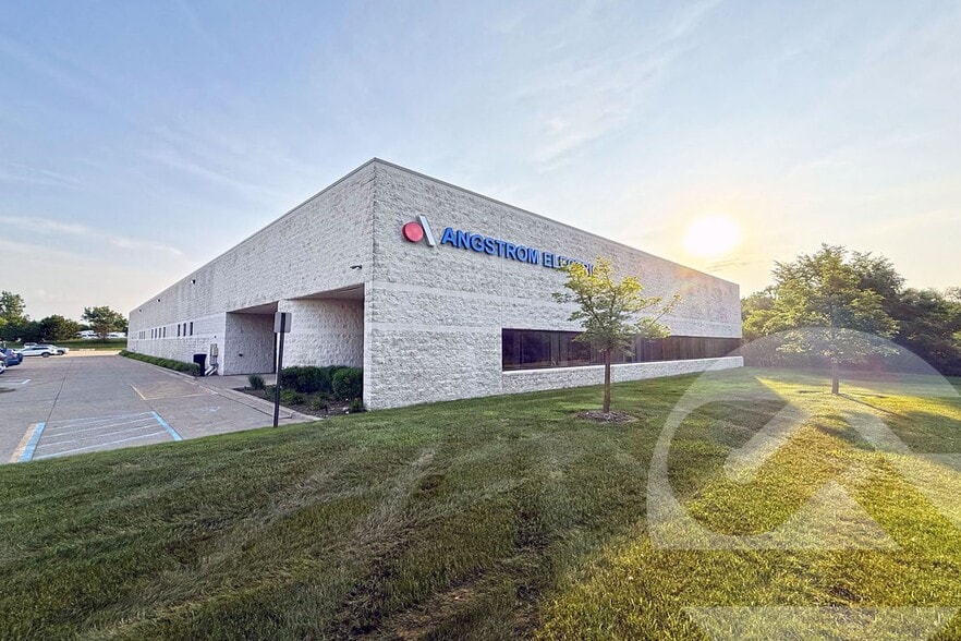 70 E Silverdome Industrial Par Ct, Pontiac, MI for sale - Building Photo - Image 2 of 2