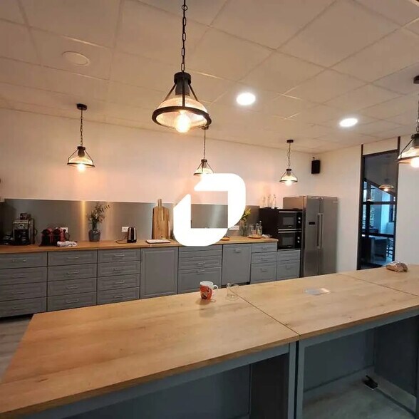 Flex in Montigny-le-Bretonneux for lease - Building Photo - Image 2 of 15