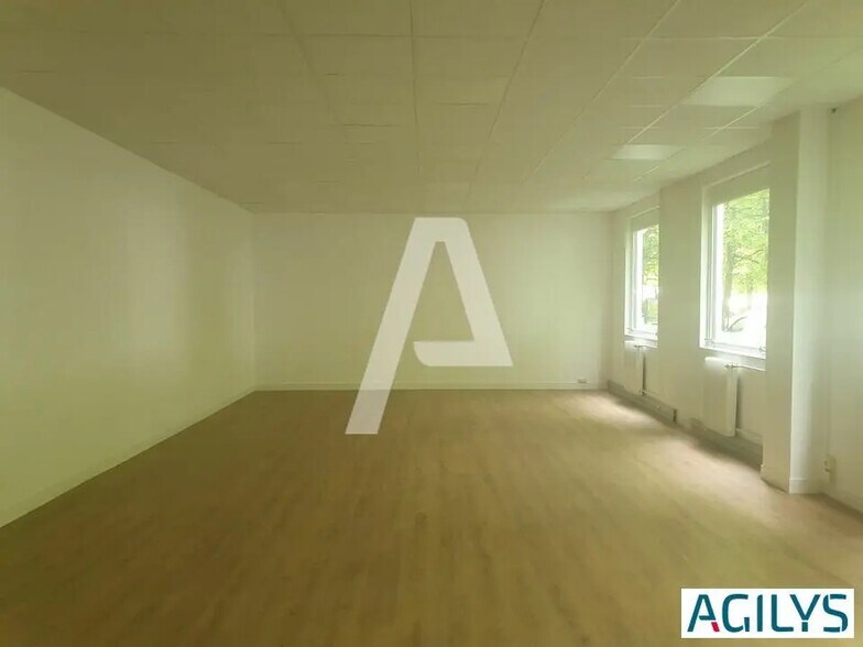 Flex in Lognes for lease - Interior Photo - Image 3 of 5