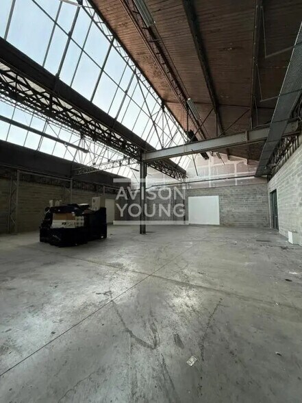 Flex in Saint-Denis for lease - Interior Photo - Image 1 of 4