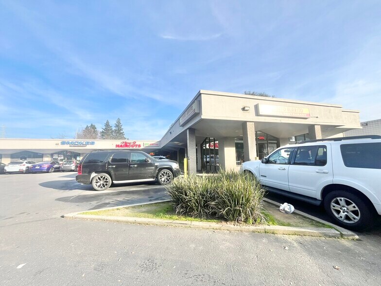 7810-7890 La Riviera Dr, Sacramento, CA à louer - Photo du bâtiment - Image 3 de 8