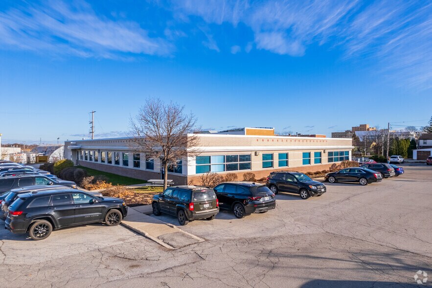 3305 S 20th St, Milwaukee, WI à louer - Photo du bâtiment - Image 3 de 7