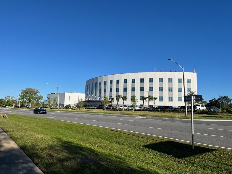 460 Palm Coast Pky SW, Palm Coast, FL à louer - Photo du bâtiment - Image 2 de 7