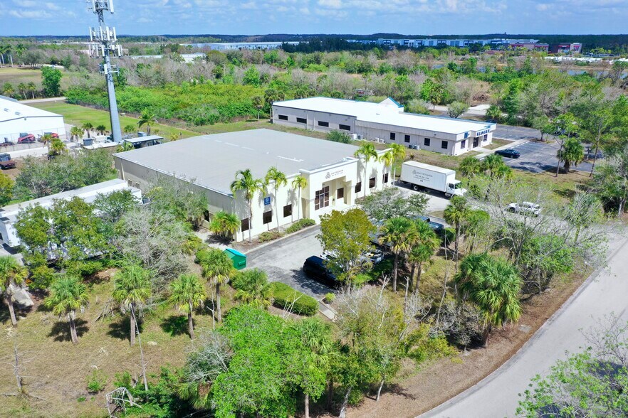 14230 Jetport Loop W, Fort Myers, FL à vendre - Photo du bâtiment - Image 2 de 7