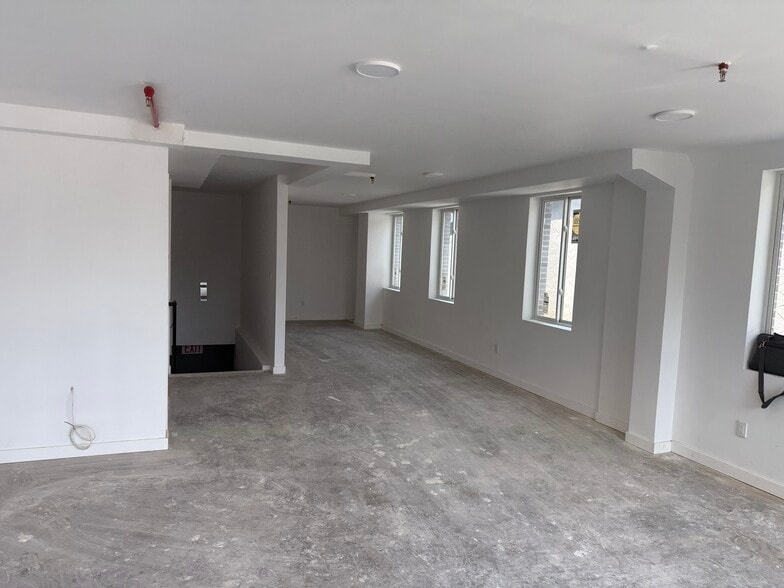 4512 211th St, Bayside, NY for lease - Building Photo - Image 3 of 5