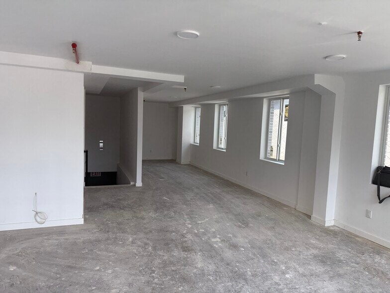 4512 211th St, Bayside, NY à louer - Photo du bâtiment - Image 3 de 5