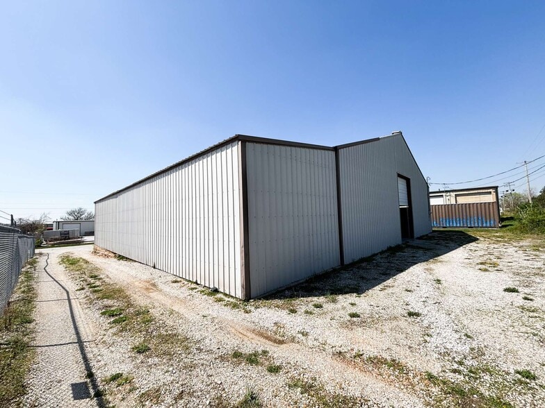 1310 N Kelly Ave, Nixa, MO for lease - Building Photo - Image 2 of 10