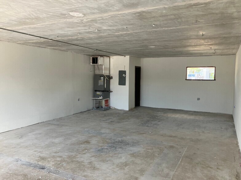 12691-12695 Mcgregor Blvd, Fort Myers, FL for lease - Interior Photo - Image 2 of 15