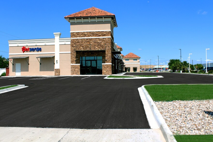 2413 Veterans Blvd, Del Rio, TX à louer - Photo du bâtiment - Image 3 de 7