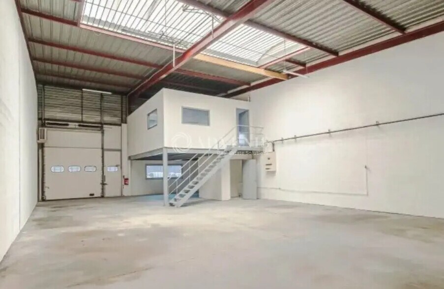 Flex in Lisses for lease - Interior Photo - Image 2 of 7