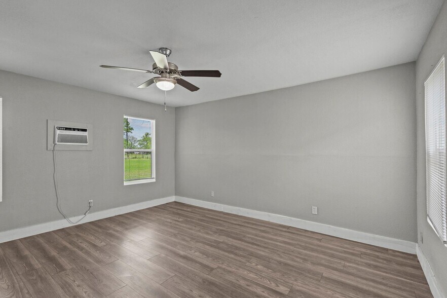 521 2nd Ave N, Texas City, TX for sale - Building Photo - Image 2 of 8