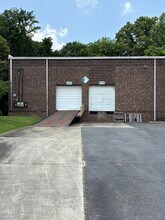 515-517 Enterprise Dr, Charlotte, NC à louer Photo du bâtiment- Image 2 de 4