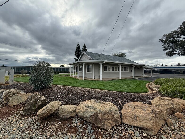 6654 Airport Rd, Redding, CA à louer - Photo du bâtiment - Image 2 de 21
