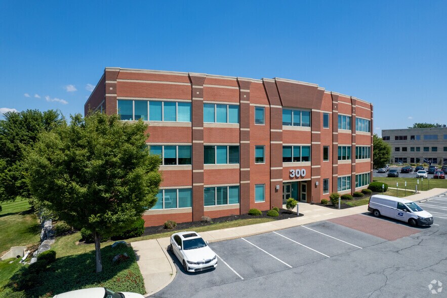 300 Granite Run Dr, Lancaster, PA à louer - Photo du bâtiment - Image 3 de 7