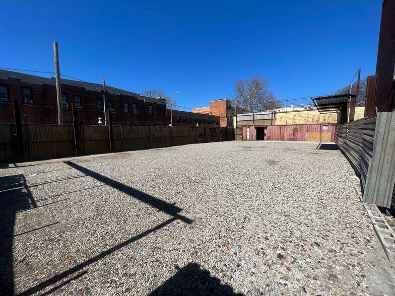 1201 37th Ave, Long Island City, NY à vendre - Photo du bâtiment - Image 2 de 3