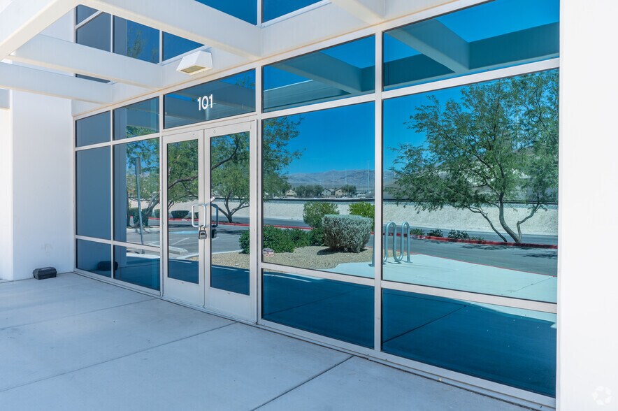 5840 Donovan Way, Las Vegas, NV à louer - Photo du bâtiment - Image 3 de 13