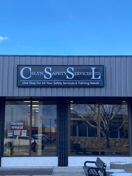 111 Government Rd, Hinton, AB for lease - Building Photo - Image 3 of 6