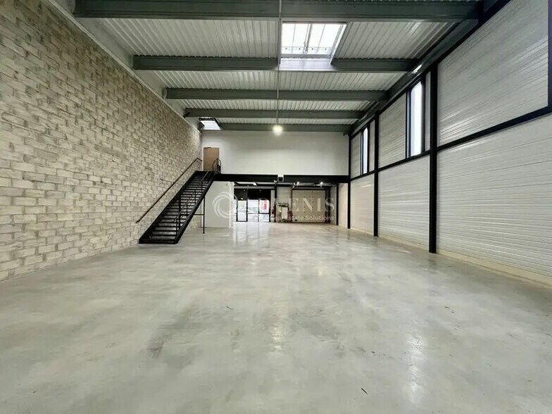 Flex in Éragny for lease - Building Photo - Image 2 of 10