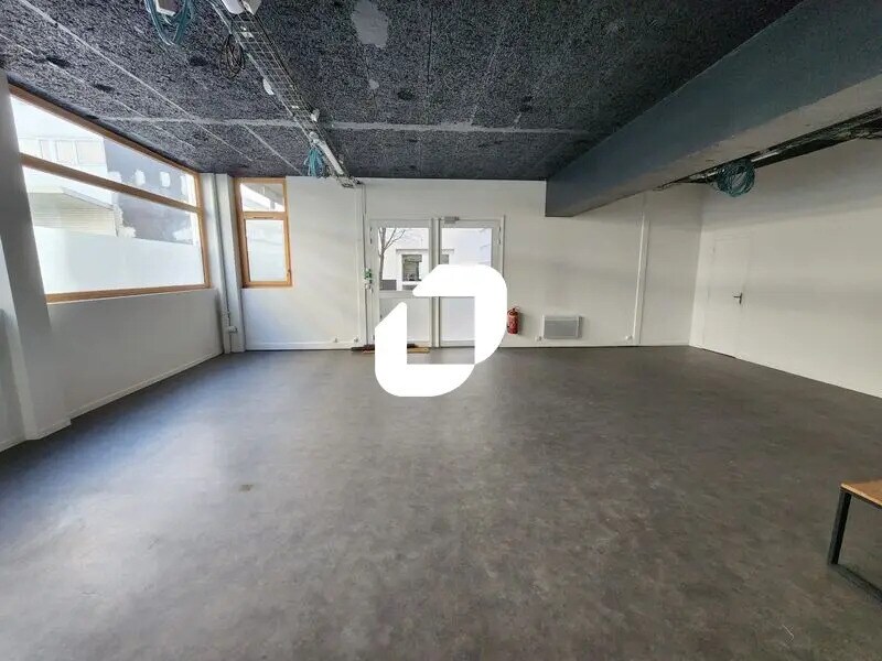 Passage De Flandre, Paris for lease Building Photo- Image 1 of 6