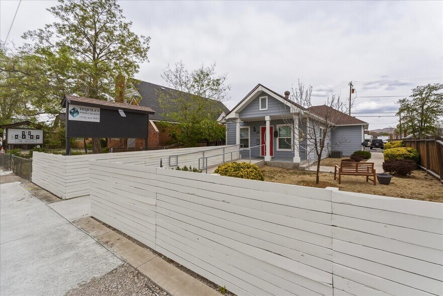 438 Pyramid Way, Sparks, NV à vendre - Photo du bâtiment - Image 2 de 36