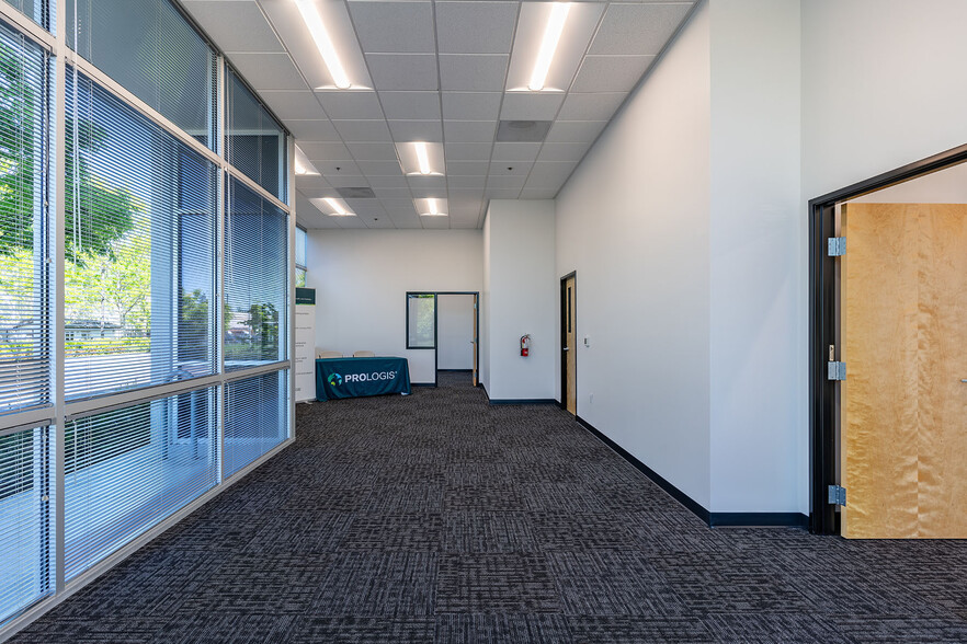 19295-19375 NE Riverside Pky, Portland, OR for lease - Building Photo - Image 2 of 6