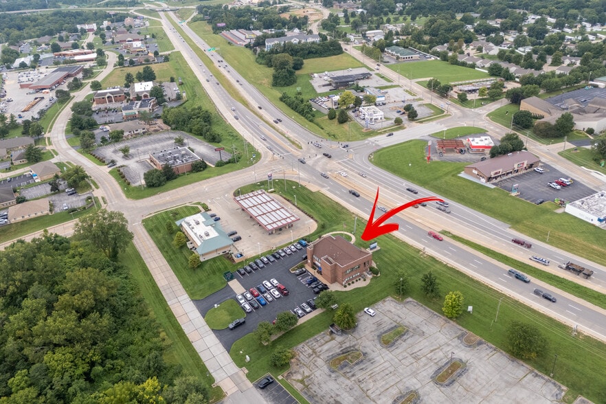 1985 Bluestone Dr, Saint Charles, MO à vendre - Photo du bâtiment - Image 2 de 14