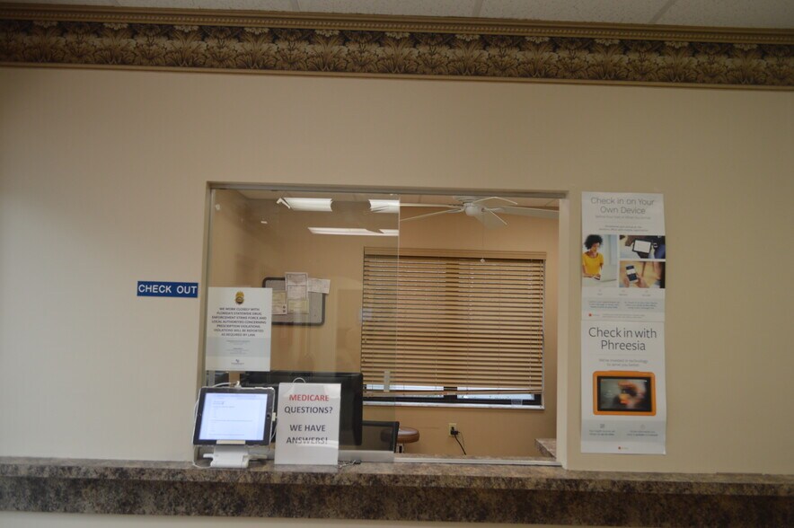 1409 Kingsley Ave, Orange Park, FL à louer - Photo intérieure - Image 3 de 7