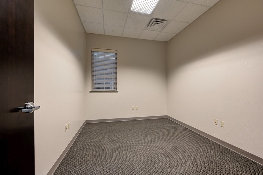 4509-4513 Memorial Cir, Oklahoma City, OK for lease - Building Photo - Image 2 of 12