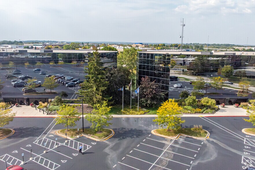 20975 Swenson Dr, Waukesha, WI for lease - Primary Photo - Image 1 of 12