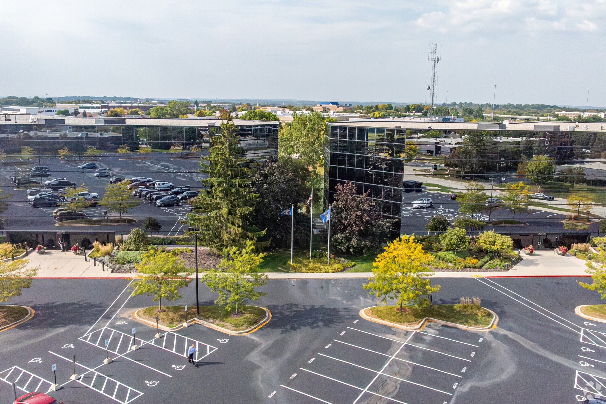 20975 Swenson Dr, Waukesha, WI for lease Primary Photo- Image 1 of 13
