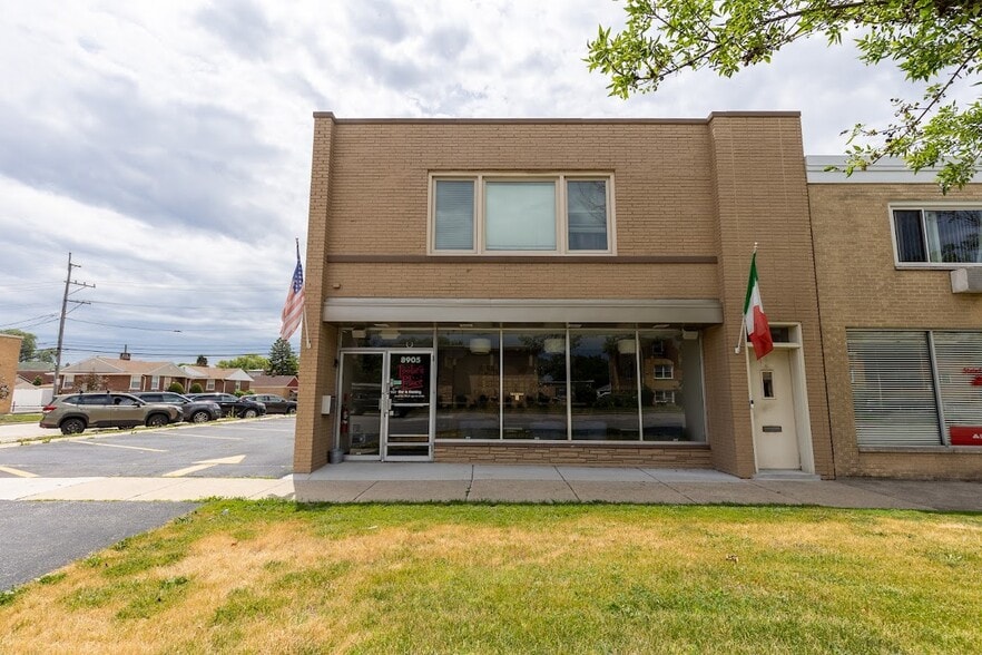 8905 W Cermak Rd, Riverside, IL for sale - Building Photo - Image 1 of 17