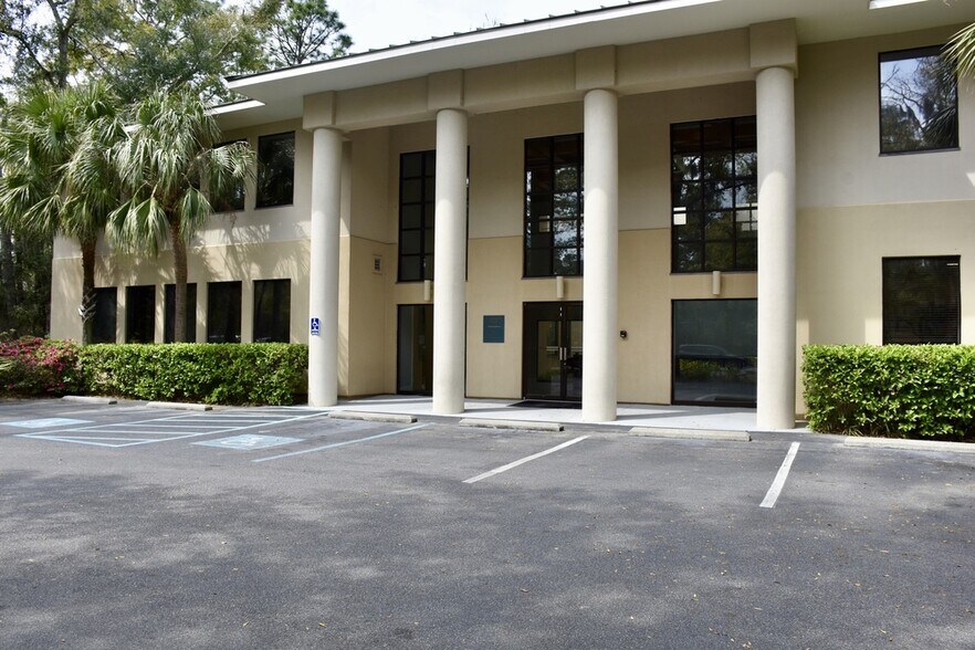 8 Lafayette Pl, Hilton Head Island, SC for lease - Building Photo - Image 2 of 4